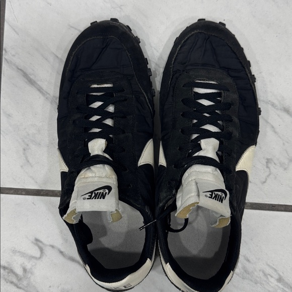 Nike Waffle Black and White Shoe Sneakers - Picture 5 of 5